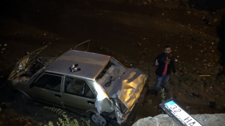 Su Kanalına Uçan Otomobili Bıraktı, Kaybolan Altınlarını Aradı