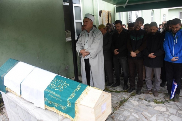 İstanbul’da Babasının, Uykuda Öldürdüğü Kadın Toprağa Verildi