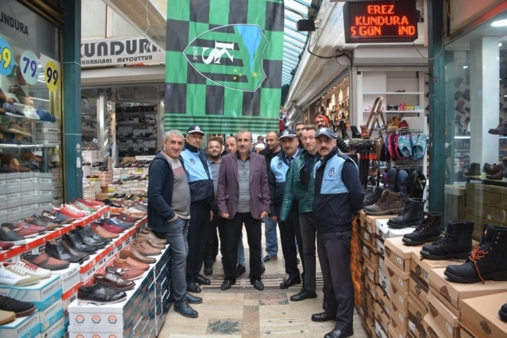 Esnaf İstedi, Başkan Hürriyet Çarşıya Kocaelispor Bayrağı Astı