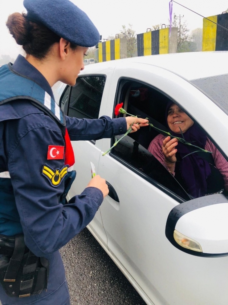 Jandarmadan Kadın Sürücülere Karanfil