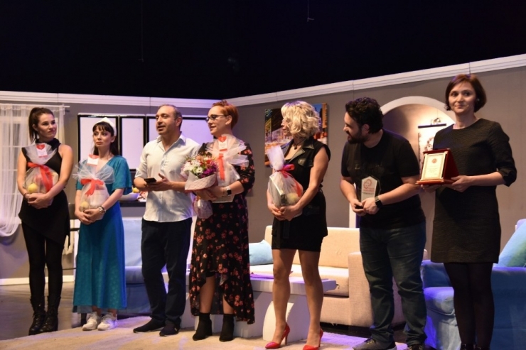 “Kadın Kafası” Adlı Tiyatro Oyunu Büyük Beğeni Aldı