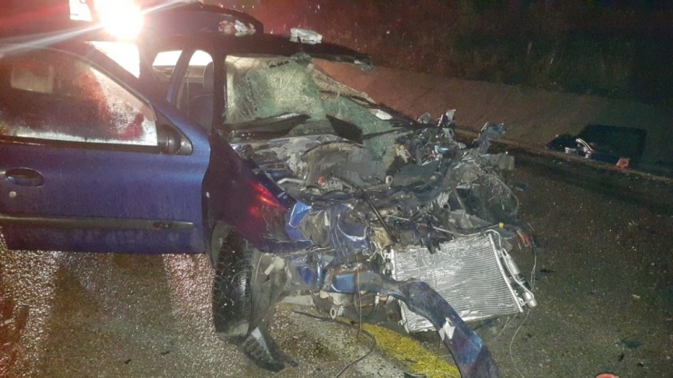 Hurdaya Dönen Araç İçinde Sıkışan Çift 45 Dakikada Kurtarıldı