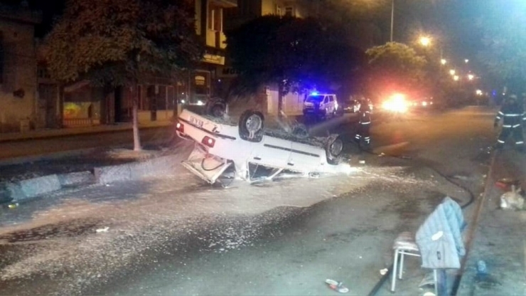 Refüje Çarpan Otomobilin Sürücüsü Yaralandı