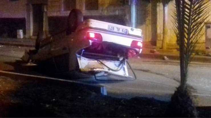 Refüje Çarpan Otomobilin Sürücüsü Yaralandı