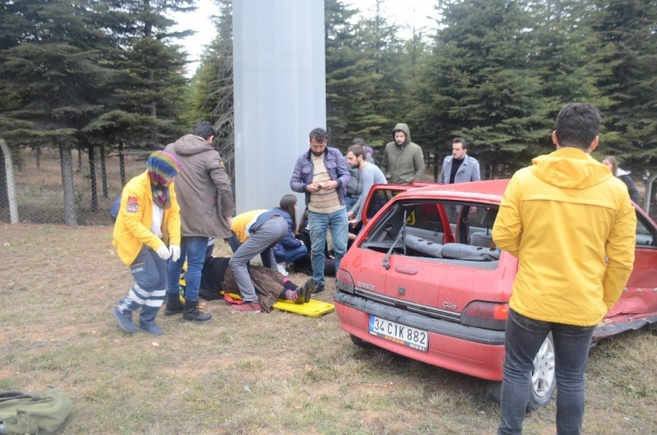 Araçta Sıkışan Annesini Kurtarmaya Çalıştı, O Anlar Kameraya Yansıdı