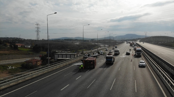 Kuzey Marmara Otoyolunda Ciple Çarpışan Kamyon Devrildi