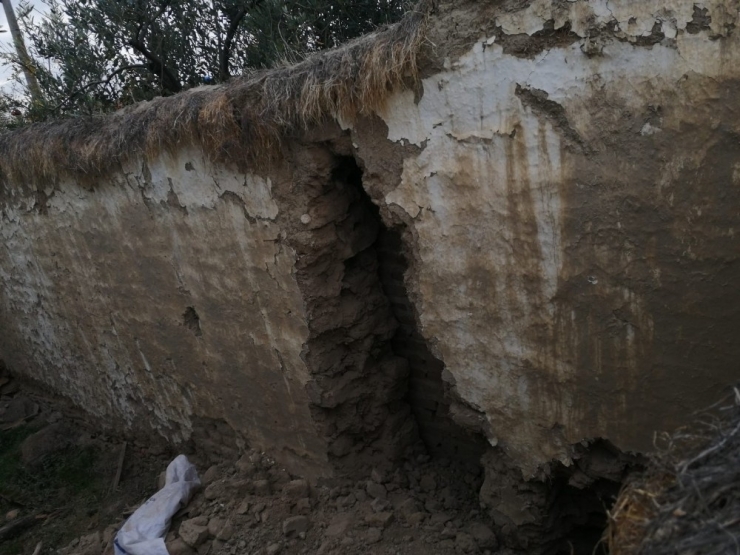 Yavru Köpekleri Sıkıştıkları Yerden İtfaiye Kurtardı