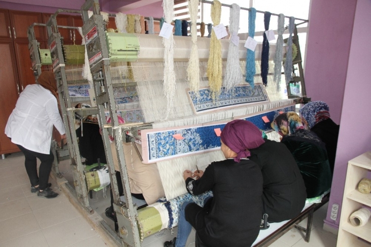 Kızıltepeli Kadınların Dokuduğu İpek Halılar Yurt Dışına İhraç Ediliyor