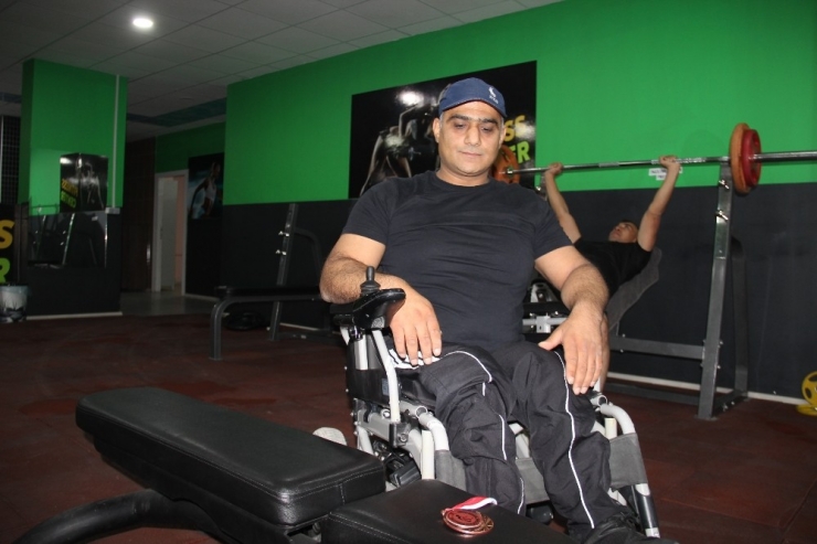 Engeline Takılmadı, Başladığı Halterde Bronz Madalya Kazandı