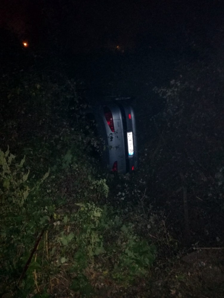 Kontrolden Çıkan Otomobil Şarampole Yuvarlandı: 2 Yaralı