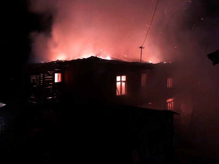 Sakarya’da Çıkan Yangında İki Ev Kullanılamaz Hale Geldi
