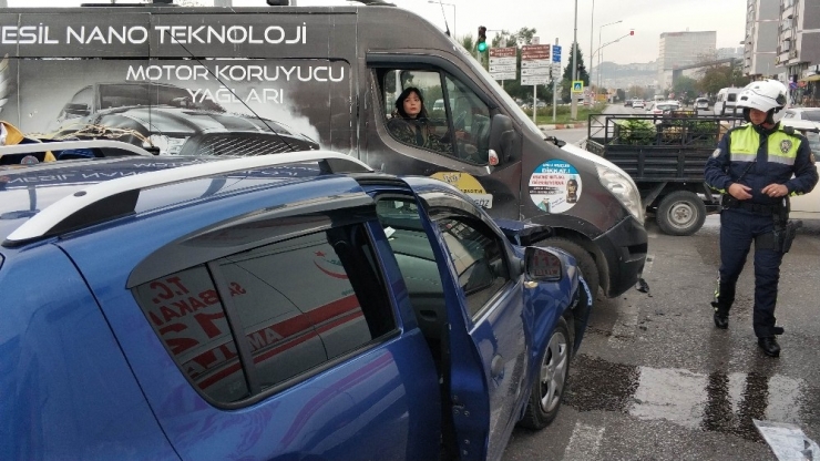 Samsun’da Otomobili İle Minibüs Çarpıştı: 2 Yaralı