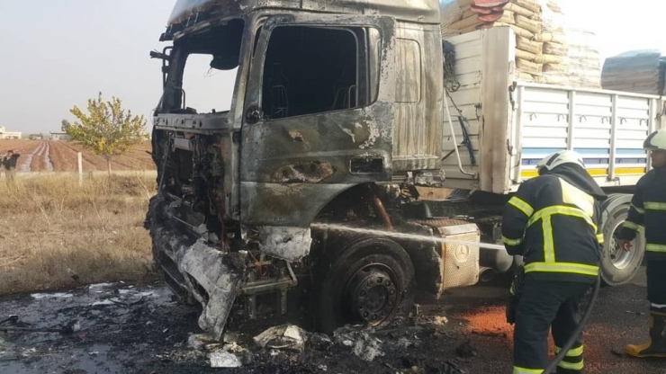 Şanlıurfa’da Seyir Halindeki Tır Alev Aldı