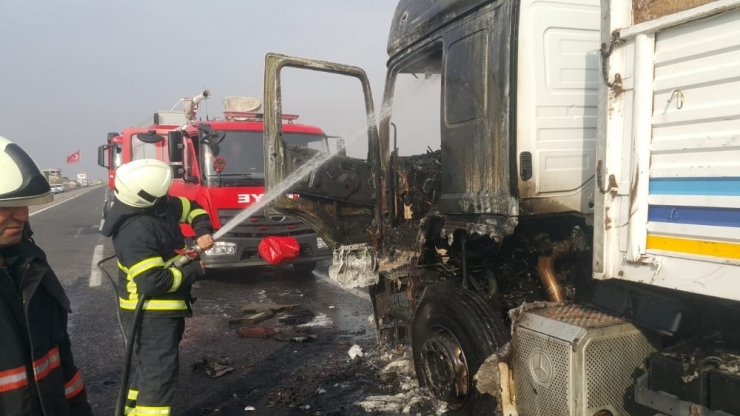 Şanlıurfa’da Seyir Halindeki Tır Alev Aldı
