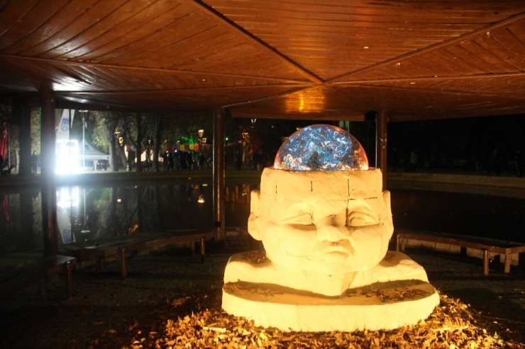 Çankaya’dan Tüm Dünyaya "Şiddete Karşı Karanlığı Aydınlat" Çağrısı