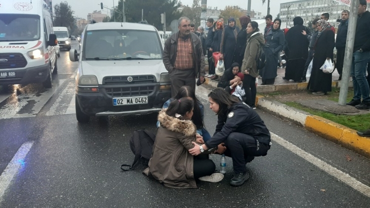 Polis Memuru Yerde Yatan Yaralıyı Montuyla Isıttı