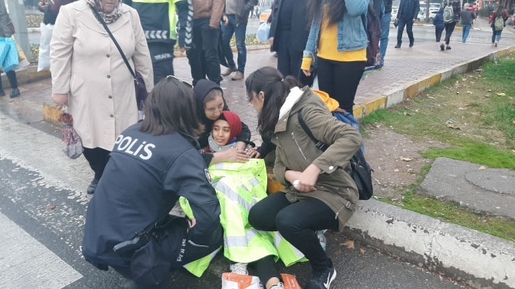 Polis Memuru Yerde Yatan Yaralıyı Montuyla Isıttı