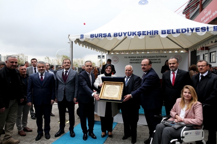 Bakan Selçuk 5 Yıldızlı Otel Konforundaki Huzurevini Açtı