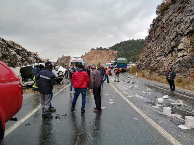 Antalya’da Kamyonet Tıra Çarptı: 1 Ölü, 1 Yaralı
