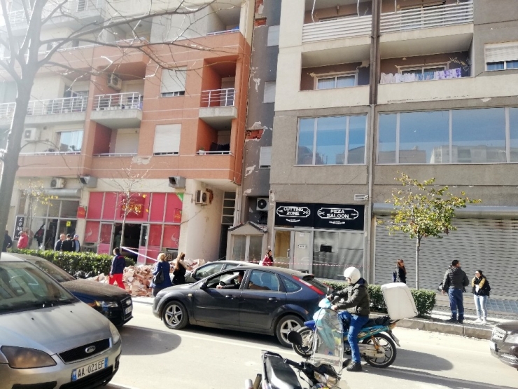 Arnavutluk’ta Arama Kurtarma Çalışmaları Eğitimli Köpeklerle Sürüyor