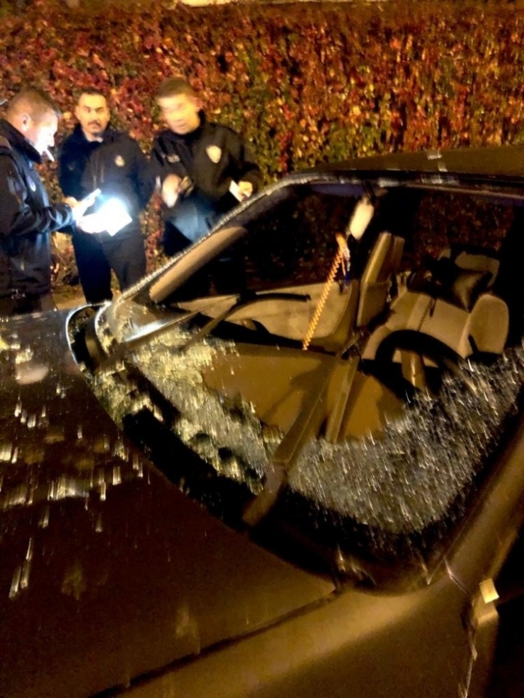 Ayvalık’ta Otomobil Refüjdeki Tabelaya Çarptı: 3 Yaralı