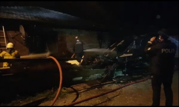 Üç Kişinin Yaşadığı Ev Küle Döndü