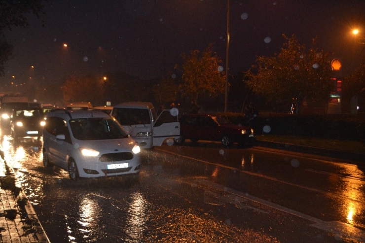Bursa’da Yağmurla Gelen Kazada 5 Kişi Yaralandı