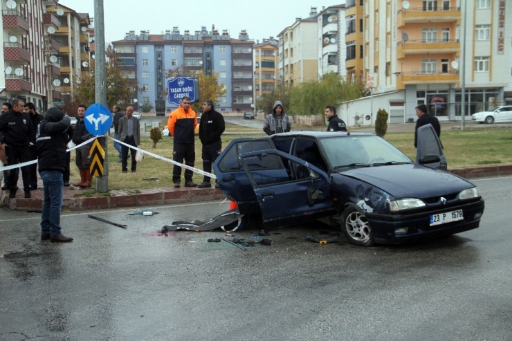 Otomobil Direğe Çarptı, Anne Baba Yaralandı, Çocukları Hayatını Kaybetti