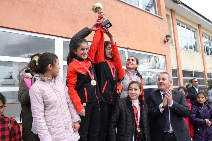 Krosta Şampiyon Spor Lisesi Ve Karayazı