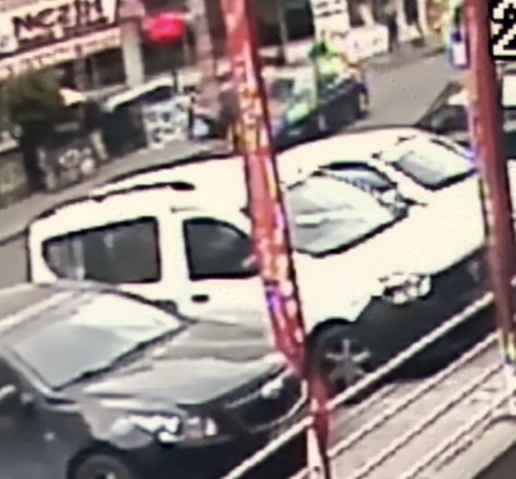 yol Üzerinde Bekleyen Genç Kıza Araba Böyle Çarptı