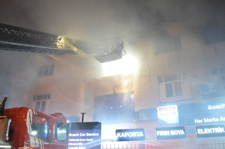 Güngören’de Bin Metrekarelik Tekstil Atölyesinde Yangın: 2 Yaralı