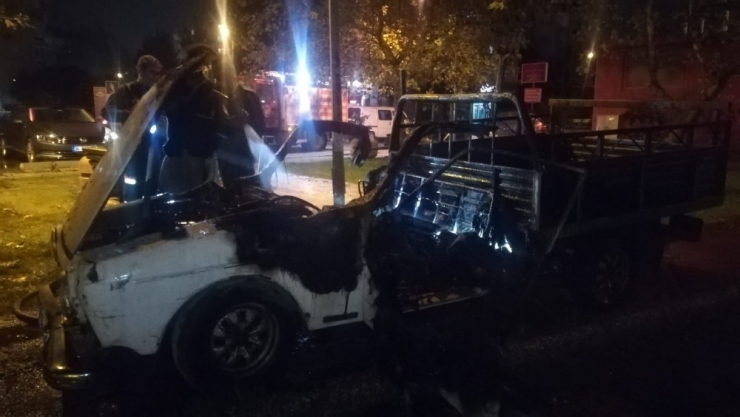 İzmir’de Park Halindeki Araç Alev Alev Yandı