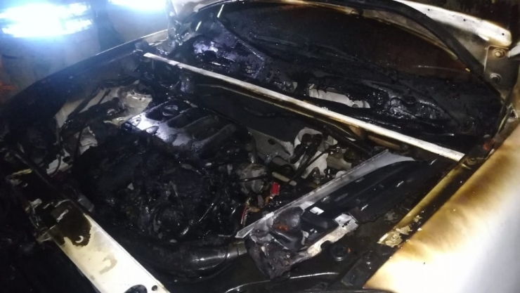 İzmir’de Park Halindeki Araçta Elektrik Kontağından Yangın Çıktı