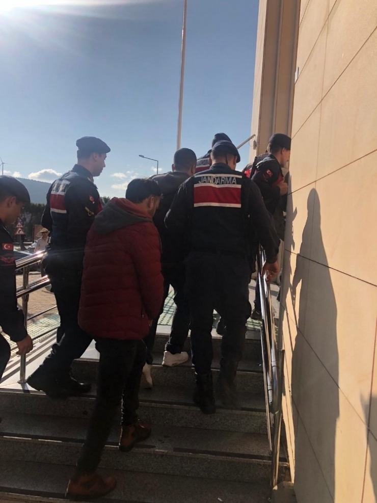 99 Düzensiz Göçmen Yakalandı, 4 Organizatör Şüphelisi Gözaltında