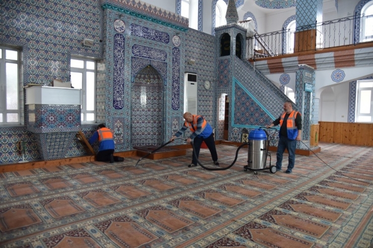 Kartepe’de Camilerde Detaylı Temizlik