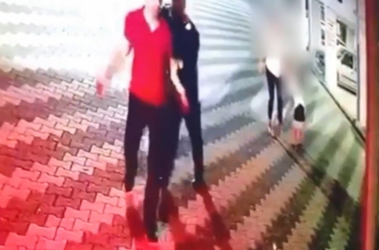 Kardiyolog Boşandığı Eşini, Kızının Yanında Darp Etti