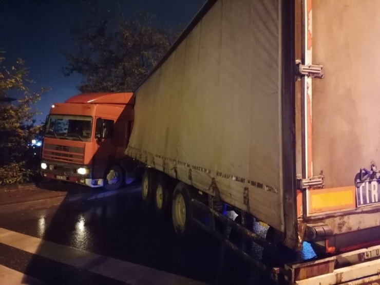 Yakıt Almaya Gitti, Döndüğünde Kaza Yapan Tırını Görünce Şok Oldu