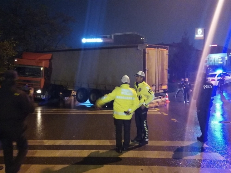 Yakıt Almaya Gitti, Döndüğünde Kaza Yapan Tırını Görünce Şok Oldu