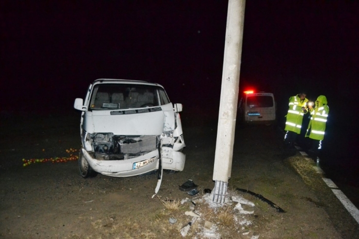 Minibüs Elektik Direğine Çarptı: 2 Yaralı