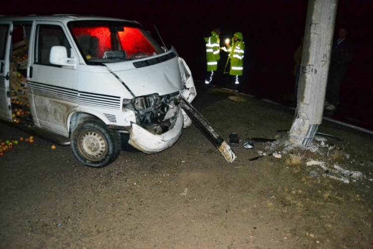 Minibüs Elektik Direğine Çarptı: 2 Yaralı