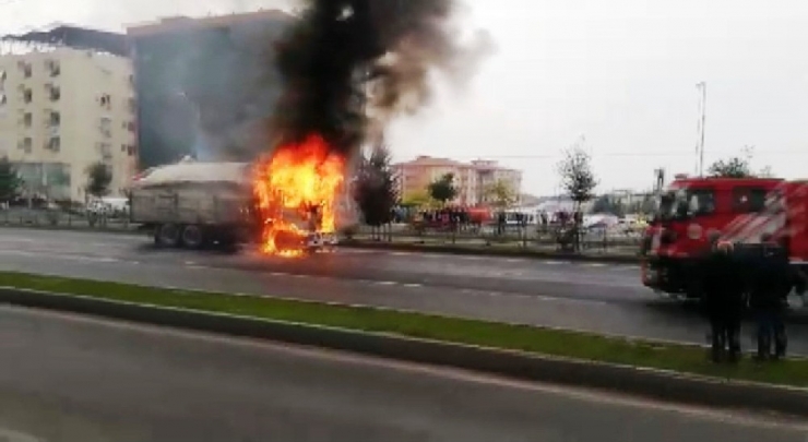 Seyir Halindeki Kamyon Alev Topuna Döndü