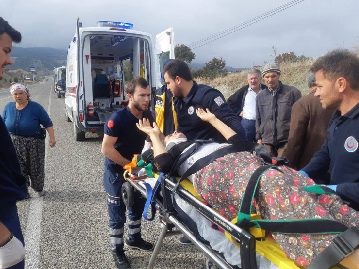 Otomobil Toprak Zemine Çarptı: 3 Yaralı