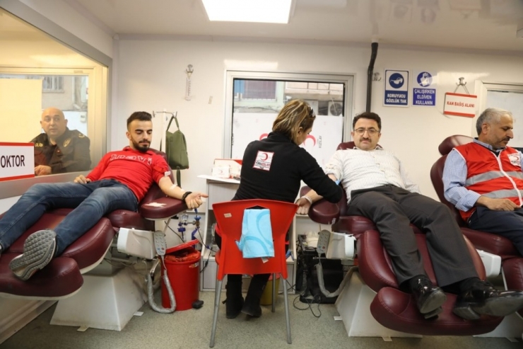 Kaymakam Çam Kan Bağışında Bulundu