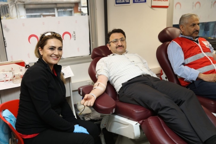 Kaymakam Çam Kan Bağışında Bulundu