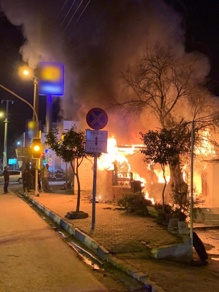 İkinci El Dükkanı Alev Topuna Döndü