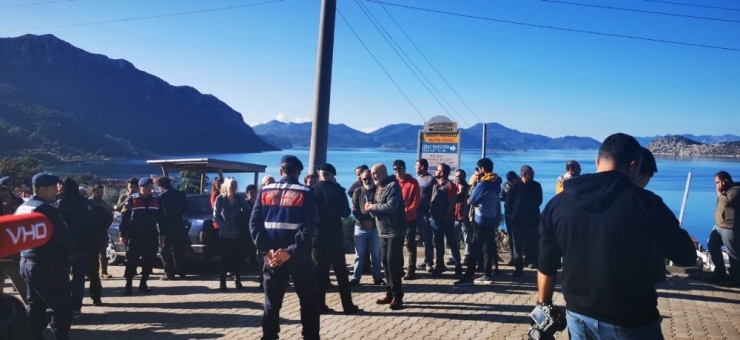 Kaçak Yapı Sahipleri Yıkım Ekibinin Mahalleye Girişine İzin Vermedi