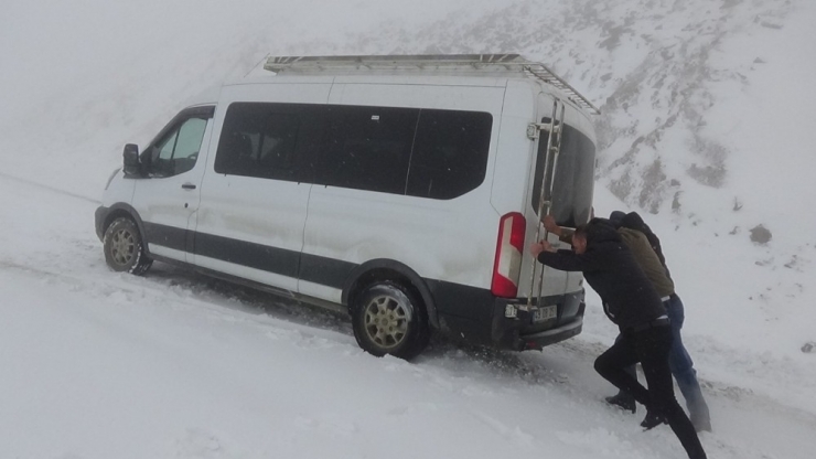 Kar Ve Tipide Mahsur Kalan 10 Kişi Kurtarıldı