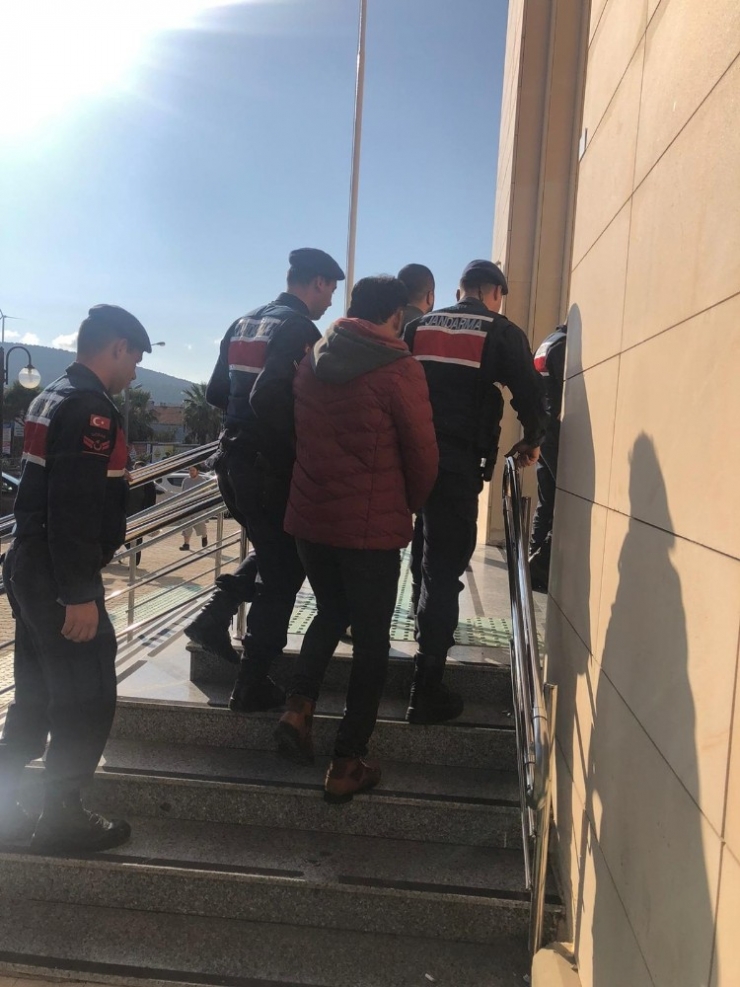 99 Düzensiz Göçmen Yakalandı, 4 Organizatör Şüphelisi Gözaltında