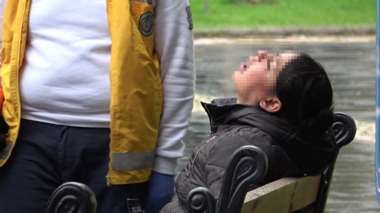 Genç Kadın Gündüz Alkol Aldı, Bankta Sızıp Kaldı