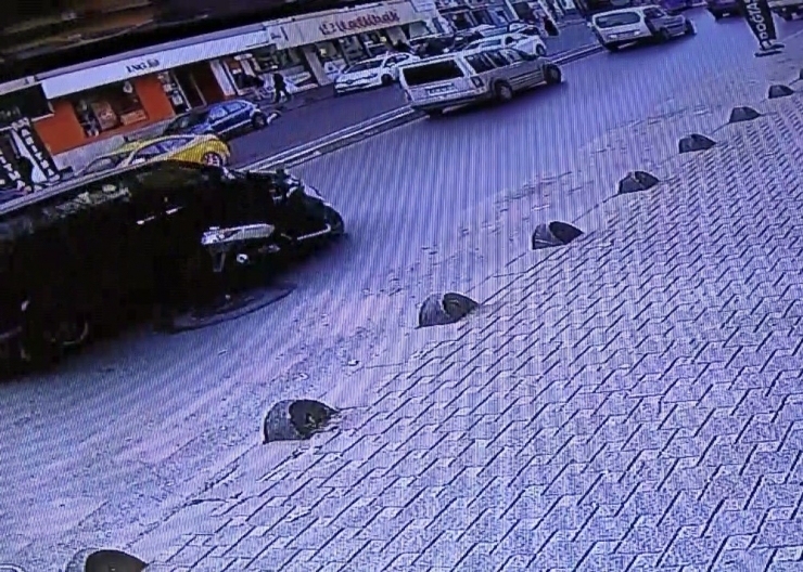 Minibüsün Çarpmasıyla Motosikletlinin Metrelerce Sürüklendiği Anlar Kamerada